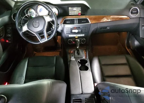 2012 Mercedes-Benz C 250 z USA, uszkodzony, nr VIN WDDGF4HB6CF851138